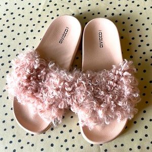 Pink faux-fur slippers